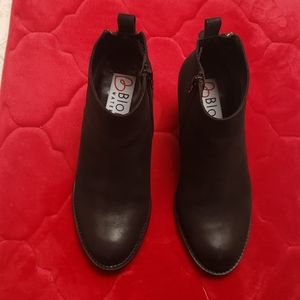 Blondo waterproof booties size 8